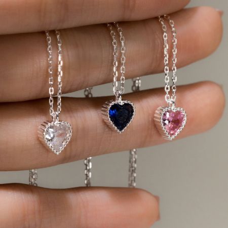 Collar minimalista de colgante de corazón brillante de plata esterlina 925. - Una colección de tres collares minimalistas de colgantes de corazón de plata esterlina 925 con piedras preciosas brillantes en color claro, azul y rosa.