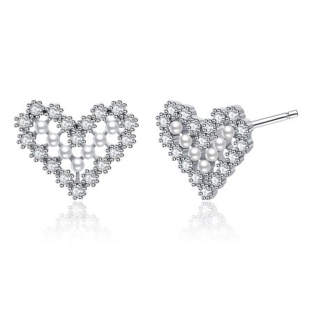 Vue en angle de la boucle d'oreille en perle en forme de cœur en rhodium, soulignant l'éclat du zircon cubique.