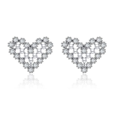 Boucle d'oreille en perle en forme de cœur en rhodium et CZ - Gros plan de la boucle d'oreille en perle en forme de cœur en rhodium, mettant en avant la forme de cœur, la perle centrale et les pierres de zircon cubique environnantes sur un fond blanc.