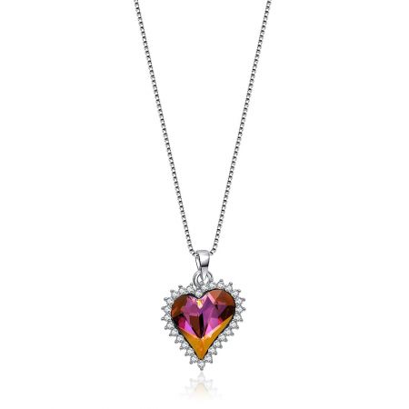 Collar con colgante en forma de corazón de Swarovski en plata de ley 925 - Primer plano del collar con colgante en forma de corazón de Swarovski en plata de ley 925, exhibiendo el gran cristal facetado con hermosos tonos de rosa, púrpura y naranja.