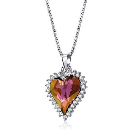 Detaljerad vy av Swarovski hjärtanhänge med omgivande klara stenar.
