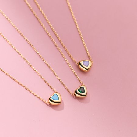 Collier en forme de cœur - Argent 925 en gros pour les cadeaux d'affaires. - Un ensemble de trois colliers pendentifs en forme de cœur en argent sterling 925 avec des pierres précieuses de couleurs assorties, disponibles en gros chez JR Fashion Accessories.