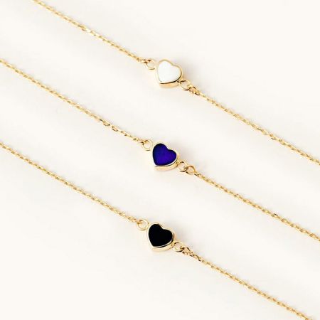 925 Sterling Zilveren Emaille Hartbedel Kettingarmband - Een set van drie 925 sterling zilveren emaille hartbedel armbanden in wit, zwart en blauw, samen weergegeven om de kleur opties te tonen.