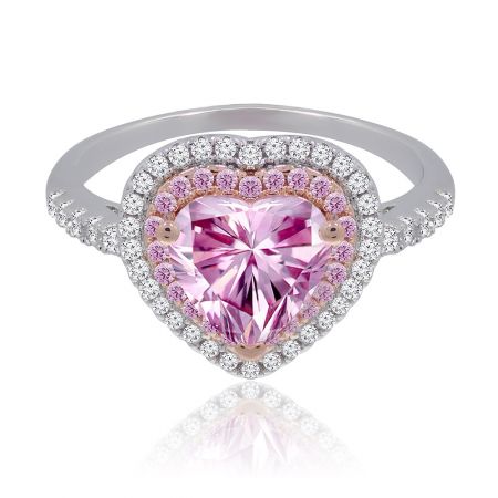 Hartvormige Edelsteen I Do Ring - Vooraanzicht van de Hartvormige Edelsteen I Do Ring, die de centrale roze hartvormige cubic zirconia steen met een dubbele halo zetting en een twee-kleurige rosegouden en rhodium gecoate band toont.