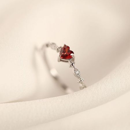 La bague en rubis en forme de cœur présentée dans une finition classique en argent sterling 925.