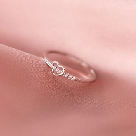 Bagues en cœur ajustables en argent sterling 925 - Gros plan sur une belle bague en argent sterling 925 ajustable en forme de cœur avec des pierres précieuses délicates, faisant partie d'un ensemble de cinq.