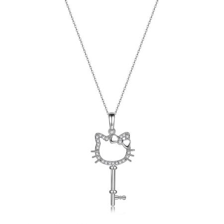 Collar de llave de gatito lindo con circonio cúbico. - Un primer plano del collar de llave de gatito lindo, mostrando el acabado chapado en rodio y los detalles brillantes de circonio cúbico en el colgante en forma de llave.