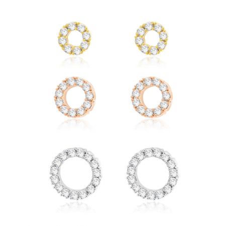Ensemble de boucles d'oreilles à clou en cercle pavé 3 en 1 - Boucles d'oreilles à clou en cercle pavé 3 en 1, présentant trois paires de boucles d'oreilles à clou en finitions or, or rose et argent, chacune ornée de zirconia cubique étincelant.