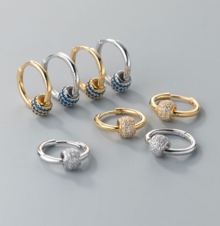 Una collezione di vari design di orecchini a cerchio da JR Fashion Accessories, evidenziando diversi stili e finiture.