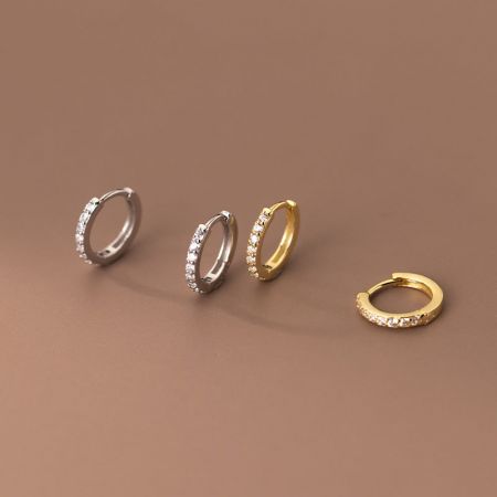 Orecchini a cerchio huggie geometrici in zirconia in argento sterling 925 (5 paia) - Una vetrina promozionale di orecchini a cerchio huggie geometrici semplici in zirconia in argento sterling 925, mostrando opzioni di colore sia argento che oro.