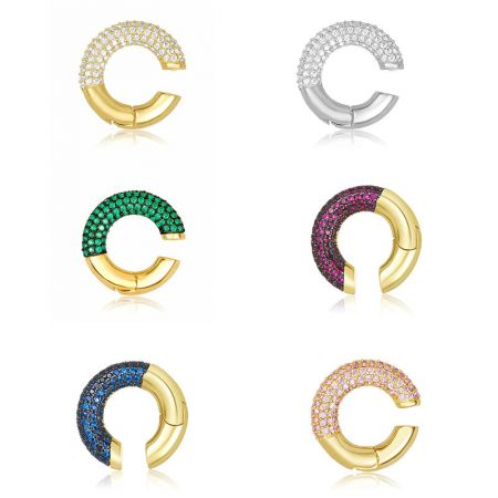 Esposizione delle varie opzioni di colore disponibili per il set di orecchini a cuffia in zirconia cubica.