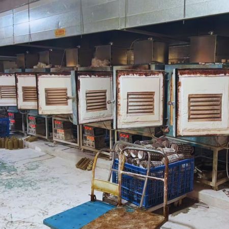 Moderne industrielle Öfen, die im Schmuckgussprozess verwendet werden.