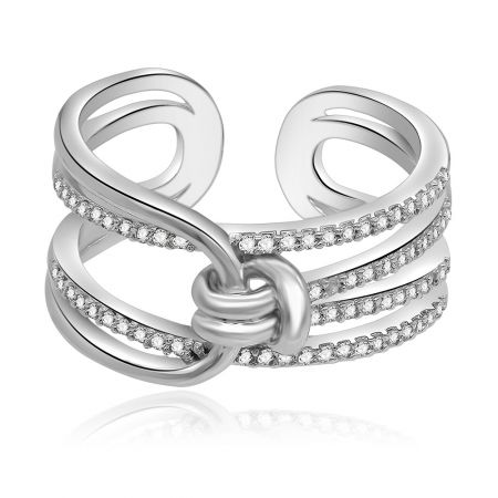 Mijn liefde brede knoopring - Vooraanzicht van de My Love Wide Knot Ring, die het ingewikkelde driebanden knoopontwerp toont, versierd met briljante witte cubic zirconia stenen op een rhodium-geplateerde messing band.