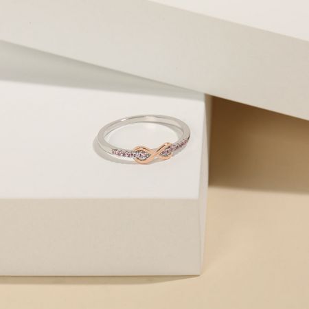 Eternal Love: Set di 5 anelli bicolore in argento sterling 925 e oro rosa. - Primo piano dell'anello dell'Eternal Love in argento sterling 925, che mostra il design del simbolo dell'infinito bicolore in oro rosa con pietre di zirconia scintillanti.