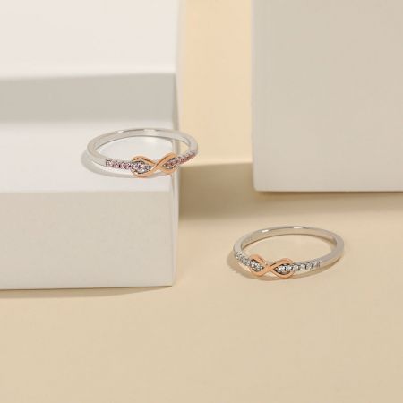 スターリングシルバーとローズゴールドのエターナルラブ無限リングのペア、1つは白色、もう1つはピンクのジルコン石付き。