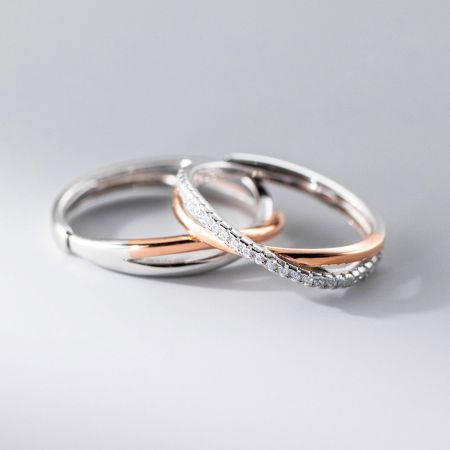 Ein Produktfoto von drei verflochtenen Möbius-Ringen, das die Kombination aus edlen Metallen und diamantähnlichen Steinen hervorhebt.