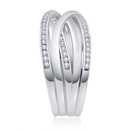 Schrägansicht des Crossover X Bliss Rings, die das verwobene Banddesign mit Diamantakzenten zeigt.