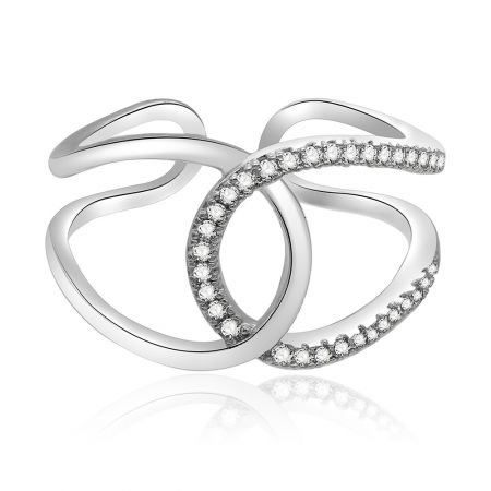 Kriskras brede bandring - Een close-up van de Criss Cross Wide Band Ring, die de verstrengelde rhodium-geplateerde banden toont, waarvan er één is bezet met sprankelende cubic zirconia stenen.