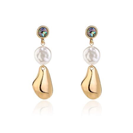 Pendientes colgantes de perlas barrocas irregulares. - Pendientes colgantes de perlas barrocas irregulares con piedras iridiscentes, perlas blancas y colgantes de color dorado.