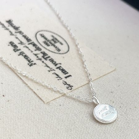 Vue détaillée du pendentif en argent sterling 'Bonne Chance', mettant en avant le design complexe.