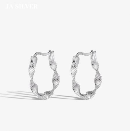 Orecchini a Cerchio Attorcigliato in Argento Sterling 925 - Un paio di orecchini a cerchio attorcigliato in argento sterling 925 di JR Fashion Accessories, che mostrano il loro design intricato ed elegante.