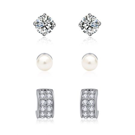 Conjunto de aretes de perno 3 en 1. - Conjunto de aretes de perno 3 en 1 que presenta aretes de circonita cúbica, aretes de perlas y pequeños aretes de aro de CZ con un acabado chapado en rodio.