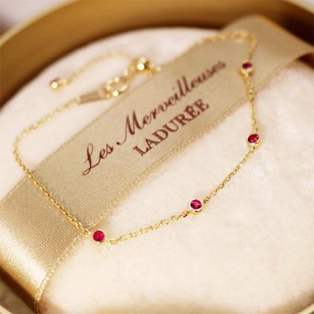 Il bracciale in argento sterling con ciondolo in pietra preziosa rossa mostrato da un'altra angolazione per evidenziare la sua lucentezza.