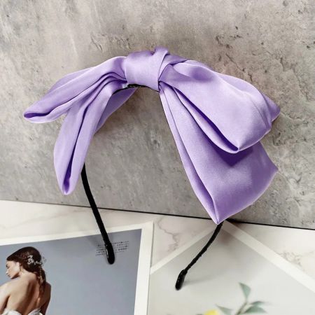 Una delicada diadema de lazo en color lavanda.