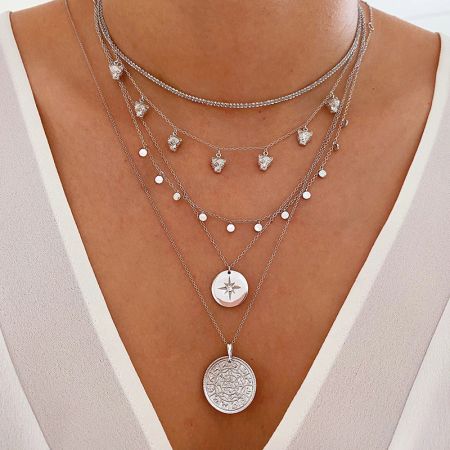 Inspiración de estilo mostrando el collar de la Estrella del Norte combinado con otros encantos.