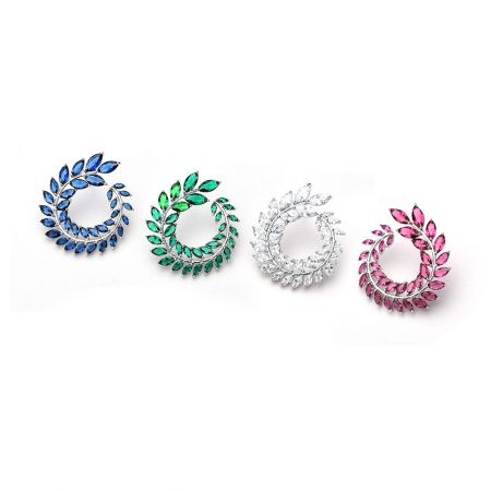 Le design polyvalent des boucles d'oreilles inspiré des feuilles disponible en quatre options de couleur différentes, y compris la version bleue présentée.