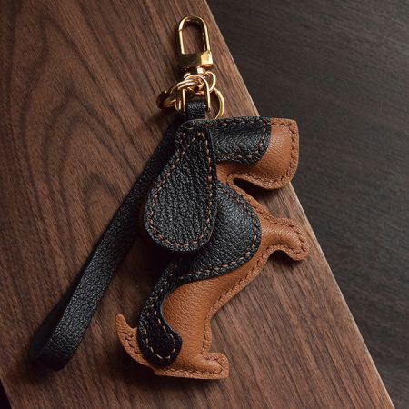 Le porte-clés en cuir pour chien polyvalent avec quincaillerie dorée, parfait comme accessoire élégant.