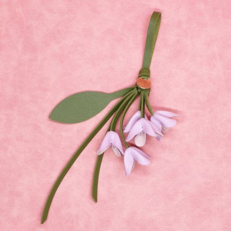 Porte-clés en cuir PU violet lavande en forme de fleur avec un détail en feuille, idéal pour la vente en gros.
