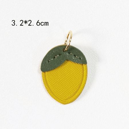 Un charme en cuir PU en forme de citron jaune vif