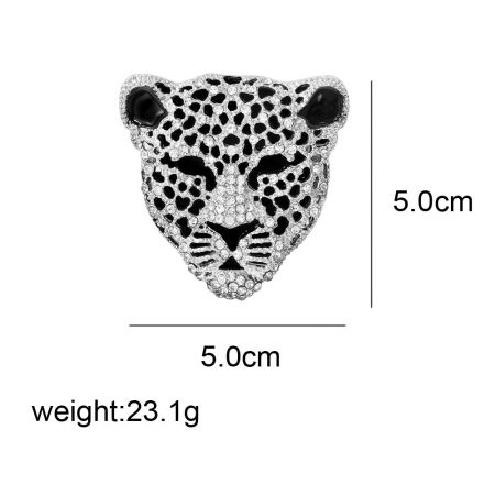 크기가 5.0cm x 5.0cm이고 무게가 23.1g인 표범 머리 브로치.