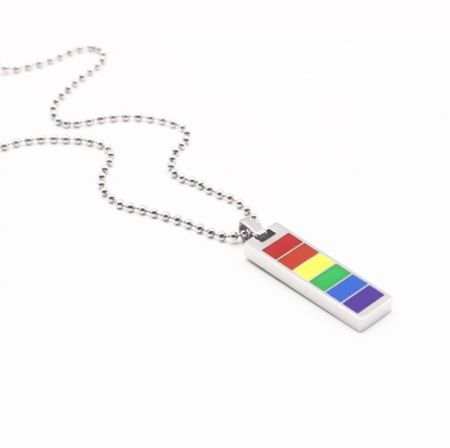 Rechthoekige LGBT Pride Regenboog Lange Ketting - Een close-up van de Rechthoekige LGBT Pride Regenboog Lange Ketting, met de roestvrijstalen ketting en de kleurrijke emaille regenboog hanger op een witte achtergrond.