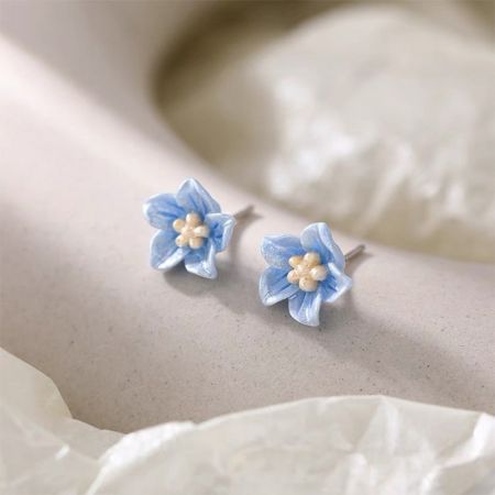 S925 blauwe bloemenstud oorbellen, elegant en lichtgewicht voor dagelijks gebruik (5 paar) - Een paar S925 sterling zilveren blauwe bloemenstud oorbellen met handgeschilderde emaille bloemblaadjes en een parelachtige kern, weergegeven op een neutrale achtergrond.