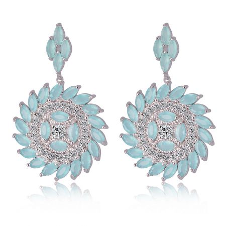 Boucle d'oreille CZ Radiant Bleue Ronde - Une paire de boucles d'oreilles CZ Radiant Bleues Rondes avec un design circulaire en forme de fleur. Les boucles d'oreilles en laiton plaqué argent présentent du verre aquamarine bleu clair et des pierres en zircon cubique transparent.