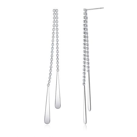 Vue de côté et de face des longues boucles d'oreilles en cristal en forme de lustre, mettant en avant leur design élancé et moderne.