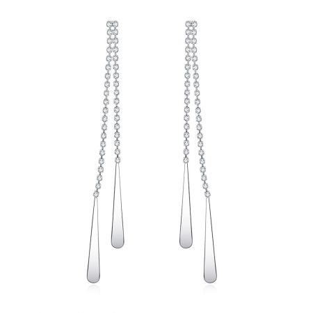 Pendientes de cristal en forma de candelabro. - Un par de elegantes pendientes de cristal en forma de candelabro, con largas caídas de cristales checos transparentes y extremos en forma de lágrima chapados en rodio, sobre un fondo blanco.