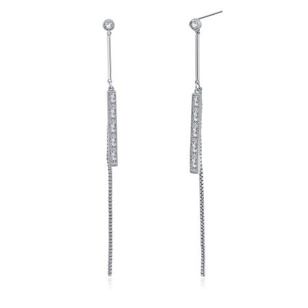 Primer plano de los pendientes largos de cadena Bar CZ, enfocándose en los brillantes cristales de circonio cúbico y la estructura similar a una cadena.