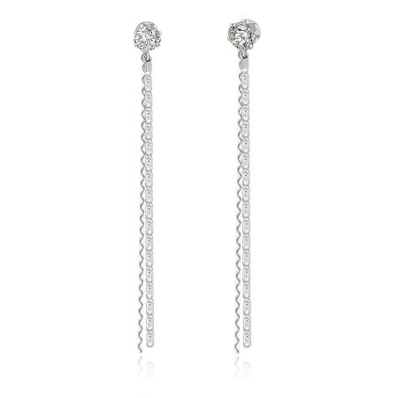 Perfil lateral de los largos pendientes de cadena de CZ, mostrando la elegante caída y las piedras brillantes similares a diamantes.