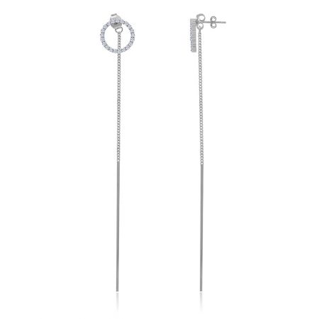 Gedetailleerd uitzicht op de lange dangle chain bar oorbel, met de gladde zilveren staaf en de schitterende cubic zirconia stenen op de ronde bovenkant.