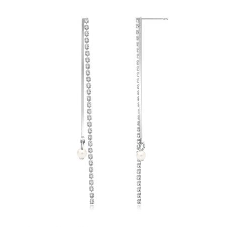 Vue détaillée des boucles d'oreilles pendantes en perles barres scintillantes mettant en valeur le fin sertissage des pierres en zircon cubique taillées en carré.