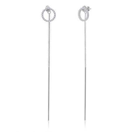 Close-up van het moderne en elegante ontwerp van de sterling zilveren dangle oorbellen, met de ingewikkelde steen-belegde ronde details.
