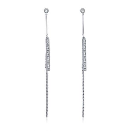 Boucles d'oreilles longues Bar CZ Chain - Vue détaillée des boucles d'oreilles longues Bar CZ Chain, présentant le design long en argent avec un sommet à clou, une section en barre ornée de pierres en zircon cubique, et une délicate extension en chaîne.