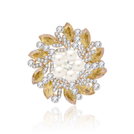 Broche de Cristales de Corona Floral al por Mayor con Perla - Un primer plano del broche de corona floral al por mayor (JRB-016), mostrando su diseño circular con intrincadas flores de cristal, perlas brillantes y chapado en oro.