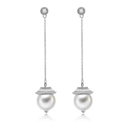 Pendientes de perla CZ. - Un par de pendientes de perla CZ con grandes perlas blancas y elegantes acentos de plata y brillantes similares a diamantes.
