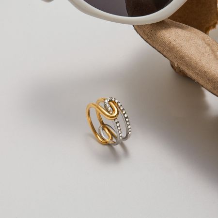Gedetailleerd uitzicht op een enkele twee-kleurige rhinestone ring, die het luxueuze en trendy ontwerp benadrukt.