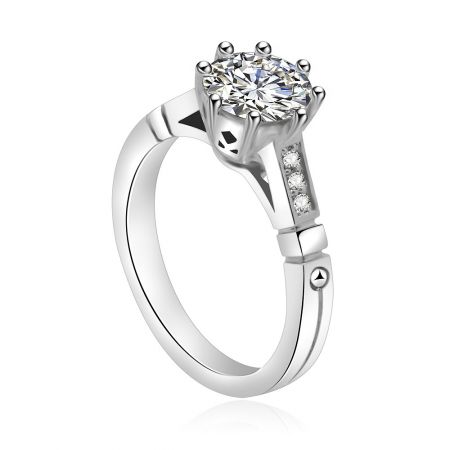 Vista laterale dell'elegante Anello Bianco Rotondo con spalla, che mette in evidenza l'impostazione intricata delle pietre in zirconia cubica.