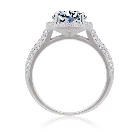 Dettaglio ravvicinato dell'Anello Mondiale, che mostra le brillanti sfaccettature della pietra centrale in zirconia cubica.